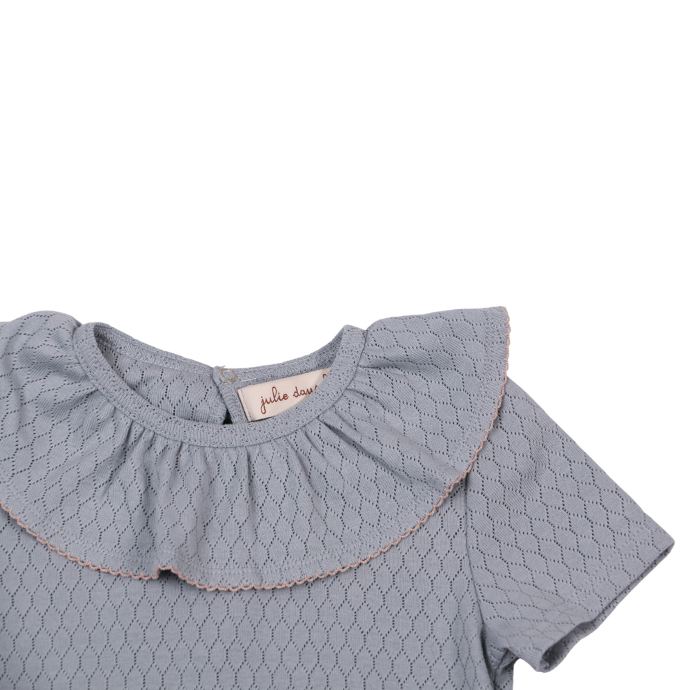 Johanne girl's short sleeve blouse in soft cotton jersey jacquard rib with detailed collar and rose-colored hem – comfortable and elegant for all occasions.